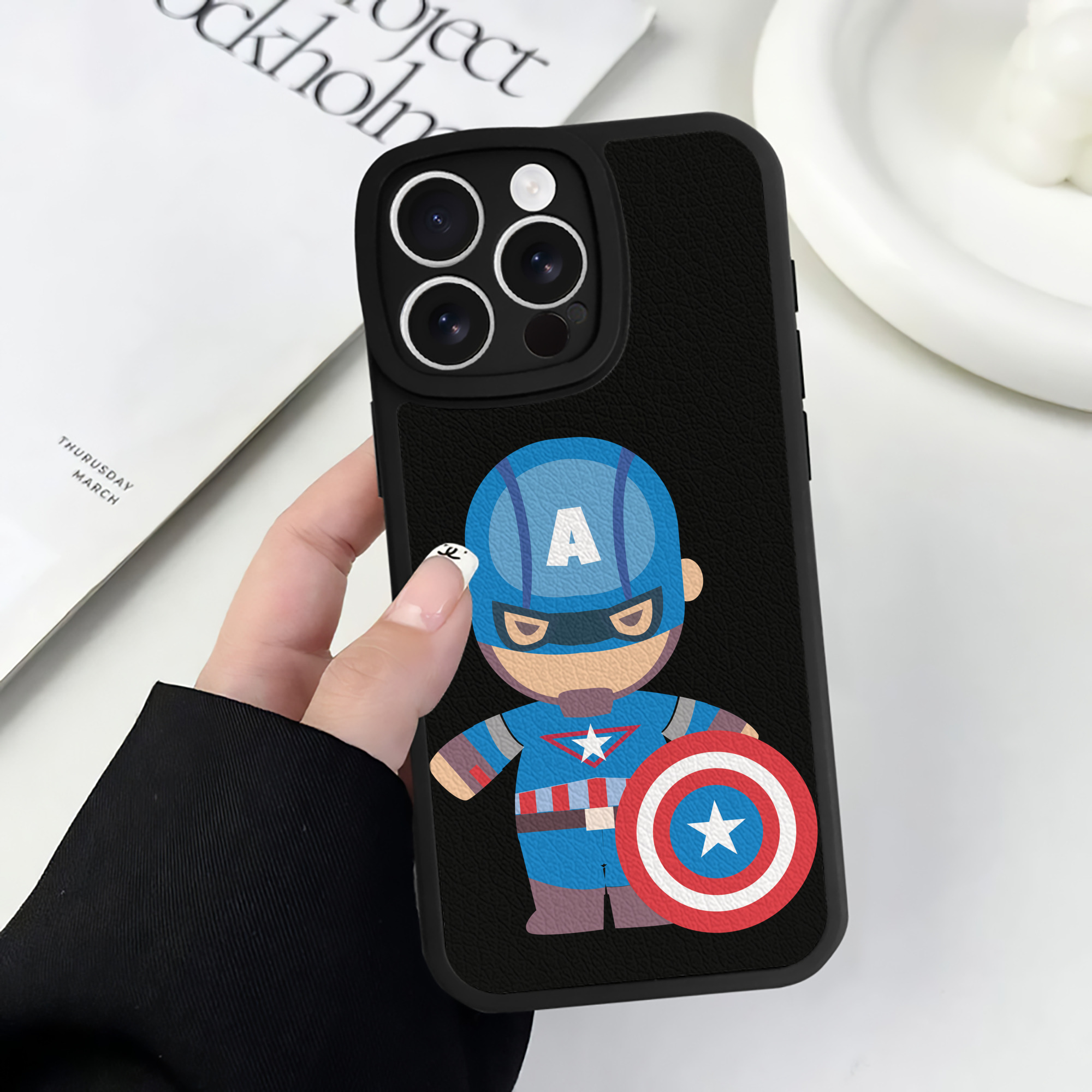 （画像用） アベンジャーズ The Avengers 【iPhone 16シリーズ対応】シリコンスマホケース（レザー調） 材質：シリコン